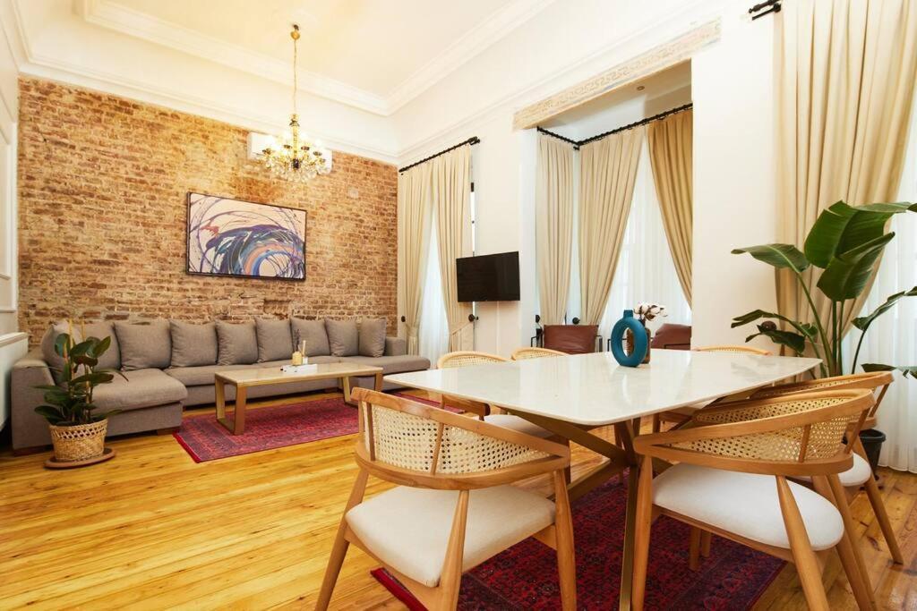 Daire Spacious 3br W Elevator&ac In Taksim